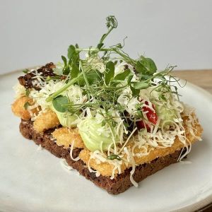 Friteret selleri med purløgsmayo, semi dried tomater og vesterhavsost 