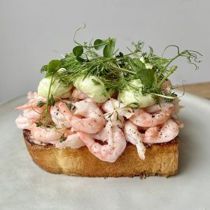 Håndpillede rejer og dildmayo på smørristet brød